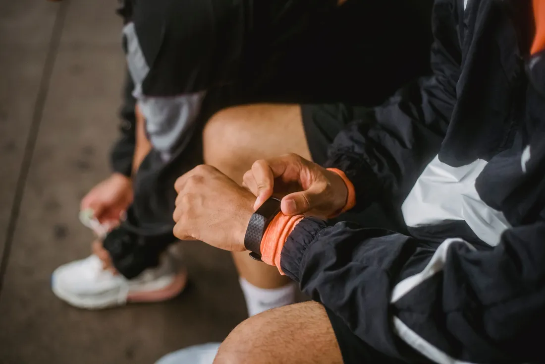 Montre GPS Coros Pace 3 portée au poignet, écran allumé, poignet fin et tenue de running
