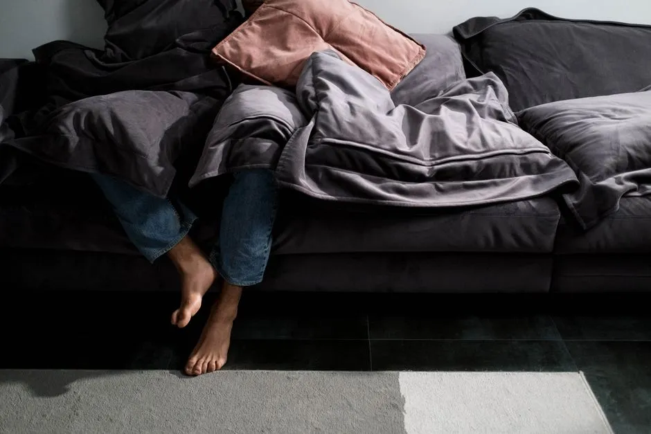 Coureur assis sur un banc après une séance, respirant calmement, lumière douce du matin